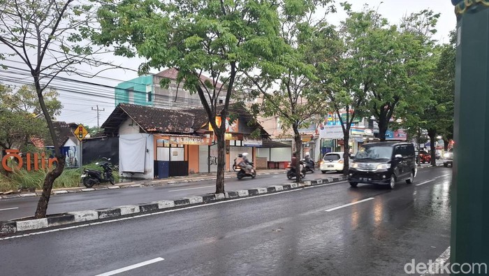 Banjir di Jalan Menteri Supeno Umbulharjo, Jogja, surut pukul 17.00 WIB. Kawasan ini sempat banjir setinggi lutut sekitar pukul 15.30 WIB.