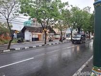 Jalan Menteri Supeno Umbulharjo Kebanjiran, Warga Malah Asyik Buru Ikan