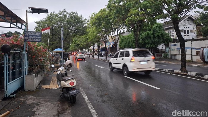 Banjir di Jalan Menteri Supeno Umbulharjo, Jogja, surut pukul 17.00 WIB. Kawasan ini sempat banjir setinggi lutut sekitar pukul 15.30 WIB.