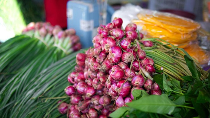 Satu bundel bawang merah di toko sembako.