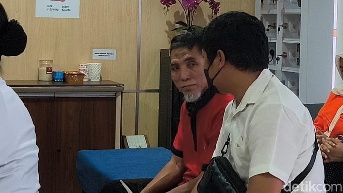 Bekas pegawai LPPM Unram, Semah, saat dilimpahkan ke Kejari Mataram, Selasa (19/8/2025). (Foto : Abdurrasyid Efendi/detikBali)