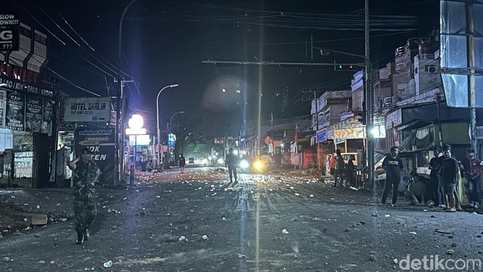 Demo menolak kenaikan tarif Pajak Bumi dan Bangunan Perdesaan dan Perkotaan (PBB-P2) di kantor Bupati Bone, Sulawesi Selatan (Sulsel) berakhir ricuh.