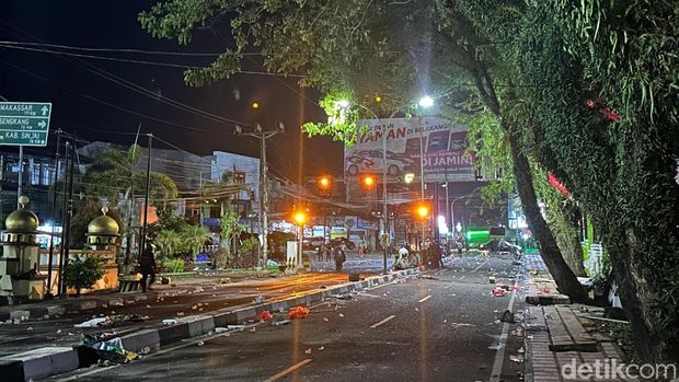 Demo menolak kenaikan tarif Pajak Bumi dan Bangunan Perdesaan dan Perkotaan (PBB-P2) di kantor Bupati Bone, Sulawesi Selatan (Sulsel), berakhir ricuh.