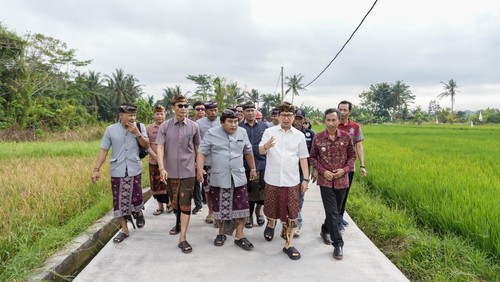 Bupati Badung I Wayan Adi Arnawa saat menghadiri Rapat Pleno Pekaseh dan Kelian Subak Abian se-Badung di Wantilan Jaba Pura Dalem Sedang, Abiansemal, Selasa (19/8/2025). (Dok. Pemkab Badung)