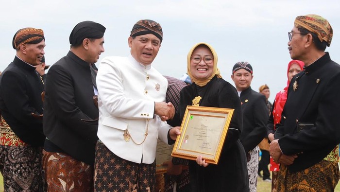 Bupati Kebumen Lilis Nuryani saat menerima penghargaan dari Gubernur Jateng Ahmad Luthfi usai upacara peringatan Hari Jadi ke-80 Jateng di lapangan Kawasan Industri Terpadu Batang (KTB), Selasa (19/8/2025).