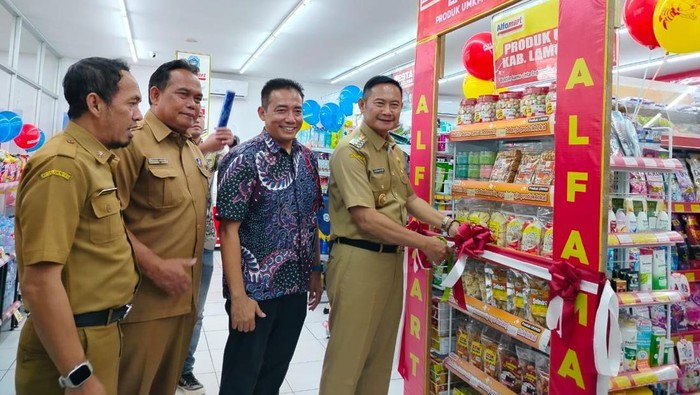Bupati Lamongan Yuhronur Efendi meluncurkan produk UMKM masuk toko modern.
