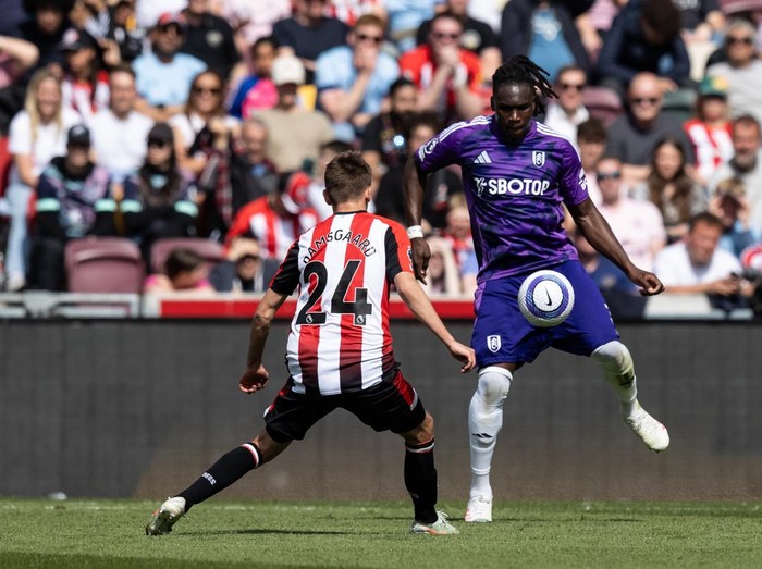 BRENTFORD, ENGLAND - MAY 18: Fulham's Calvin Bassey (right) competing with Brentford's Mikkel Damsgaard during the Premier League match between Brentford FC and Fulham FC at Gtech Community Stadium on May 18, 2025 in Brentford, England. (Photo by Andrew Kearns - CameraSport via Getty Images)