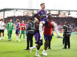 Tuh, gaya celana kedodoran Bassey saat menang atas Brentford di laga away terakhir Premier League musim lalu. (Foto: Alex Davidson/Getty Images)