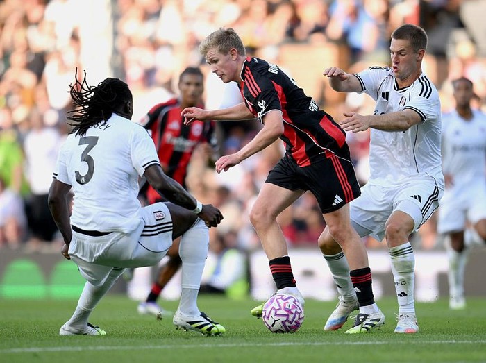 LONDON, ENGLAND - AUGUST 09: Jonathan Burkardt of Eintracht Frankfurt is put under pressure by Calvin Bassey of Fulham and Rodigo Muniz of Fulham during the pre-season friendly match between Fulham and Eintract Frankfurt at Craven Cottage on August 09, 2025 in London, England. (Photo by Alex Broadway/Getty Images)