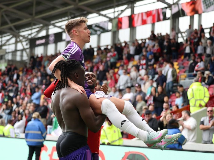 BRENTFORD, ENGLAND - MAY 18: : Tom Cairney is lifted by Calvin Bassey and Alex Iwobi of Fulham as they celebrate victory following  the Premier League match between Brentford FC and Fulham FC at Gtech Community Stadium on May 18, 2025 in Brentford, England. (Photo by Alex Davidson/Getty Images)