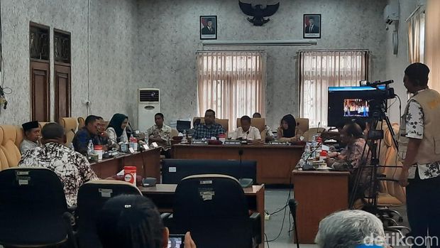 Camat Wedarijaksa Eko Purwantoro dimintai klarifikasi soal edaran urus administrasi wjaib lunas PBB di Pansus Hak Angket DPRD Pati, Selasa (19/8/2025).