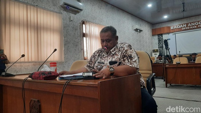 Camat Wedarijaksa Eko Purwantoro dimintai klarifikasi soal edaran urus administrasi wjaib lunas PBB di Pansus Hak Angket DPRD Pati, Selasa (19/8/2025).