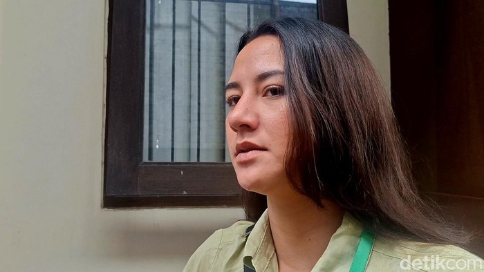 Dahlia Poland usai menghadiri mediasi perceraiannya di Pengadilan Agama Badung, Selasa (19/8/2025). (Fabiola Dianira)