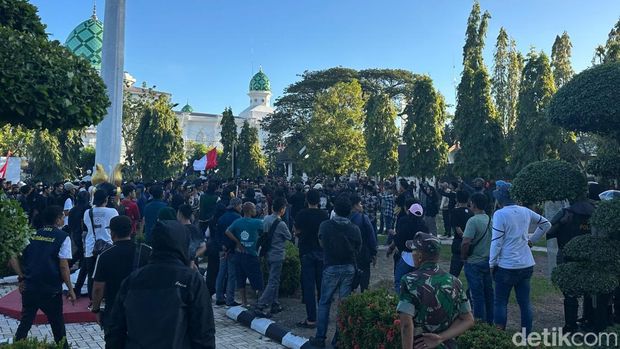 Demo kenaikan PBB di kantor Bupati Bone berakhir ricuh.