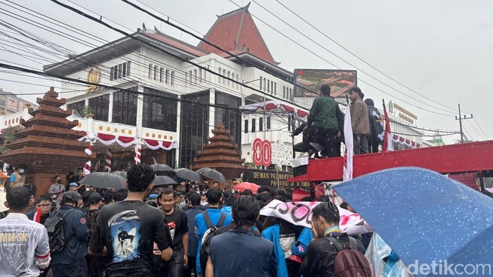 Demo mass BEM SI Jatim di DPRD Jatim yang diberi nama Nakama Bergerak