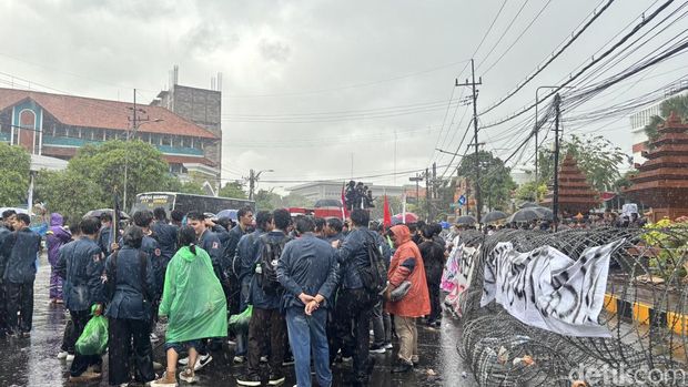 Demo mass BEM SI Jatim di DPRD Jatim yang diberi nama Nakama Bergerak