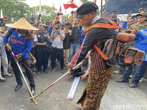 Demo para petugas irigasi di halaman Kantor Gubernur Jateng, Kota Semarang, Selasa (19/7/2025).