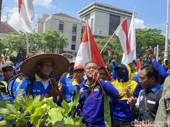 Demo para petugas irigasi di halaman Kantor Gubernur Jateng, Kota Semarang, Selasa (19/7/2025).