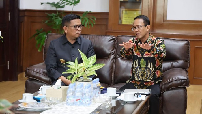 Direktur Utama (Dirut) MRT Tuhiyat dan Gubernur Banten Andra Soni membahas koordinasi perpanjangan rute MRT ke Serpong dan Balaraja. (dok. Pemprov Banten)