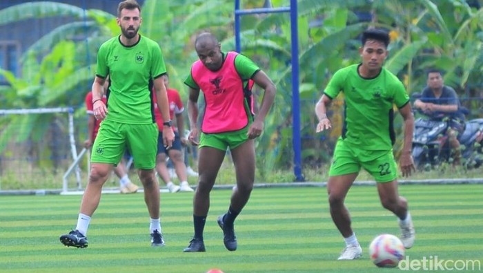 Dua pemain asing, Luan Sergio (rompi) dan Marko Ivanovic (kiri) dalam sesi latihan PSIS di lapangan Wisesa, Mranggen.