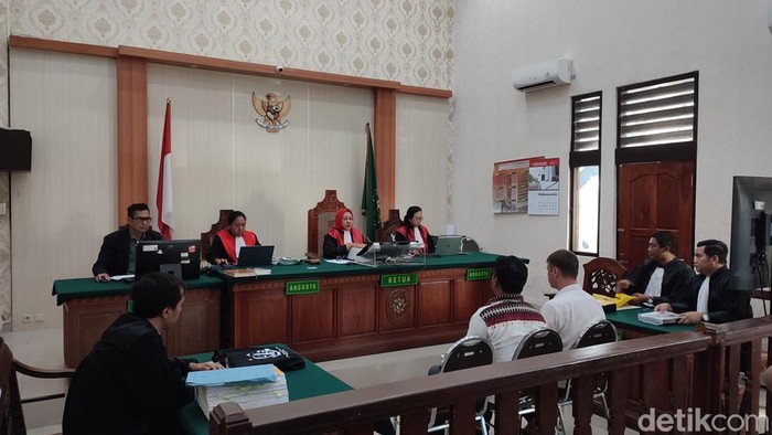 Dua WN Ukraina dihadirkan dalam sidang kasus pabrik narkoba Sunny Village di Pengadilan Negeri (PN) Denpasar, Selasa (19/8/2025).