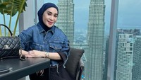 Gaya Erin Taulany memakai jaket denim. Tas hitamnya yang kecil bermerek Chanel. (Foto: dok Instagram erintaulany)