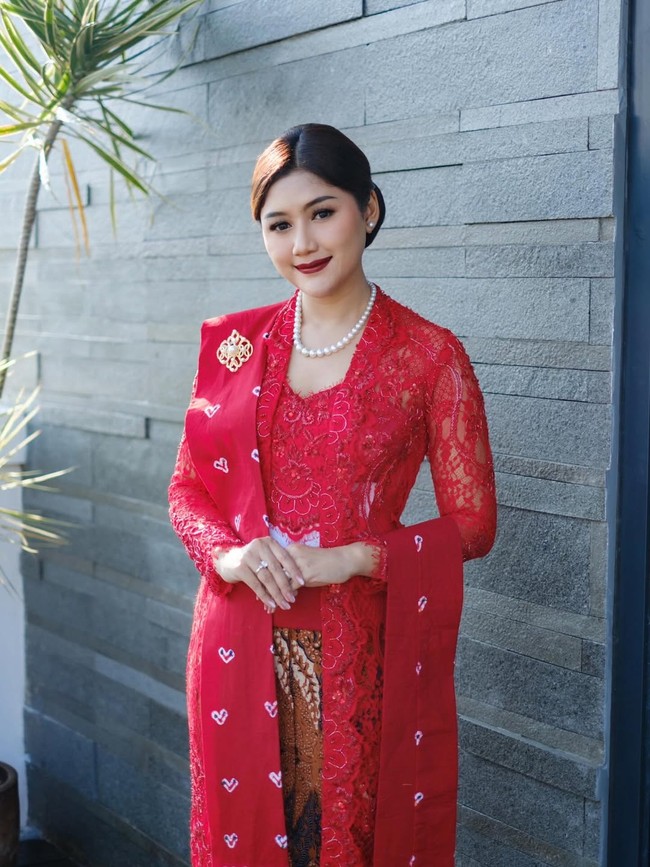 Wanita yang mendapatkan beasiswa untuk melanjutkan studi S2 di University of Pennsylvania (UPenn), Amerika Serikat itu tak mengenakan hiasan kepala seperti Selvi Ananda. Dia menata rambutnya dengan sanggul klasik dan menambah sentuhan anggun pada penampilannya melalui aksesori kalung mutiara, Foto: Dok. Instagram Erina Gudono