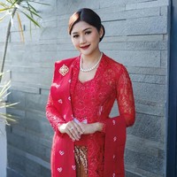 Wanita yang mendapatkan beasiswa untuk melanjutkan studi S2 di University of Pennsylvania (UPenn), Amerika Serikat itu tak mengenakan hiasan kepala seperti Selvi Ananda. Dia menata rambutnya dengan sanggul klasik dan menambah sentuhan anggun pada penampilannya melalui aksesori kalung mutiara, Foto: Dok. Instagram Erina Gudono