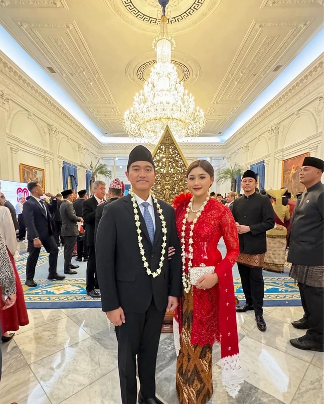 Gaya berbeda ditampillkan Erina Gudono, istri anak bungsu Jokowi, Kaesang. Erina tampil dengan kebaya kutu baru dengan sentuhan modern saat menghadiri Upacara Peringatan Detik-Detik Proklamasi Kemerdekaan Republik Indonesia di Halaman Istana Merdeka, Jakarta, Minggu (17/08/2025). Foto: Dok. Instagram Erina Gudono