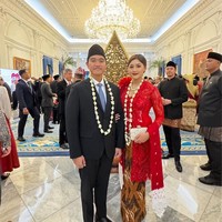 Gaya berbeda ditampillkan Erina Gudono, istri anak bungsu Jokowi, Kaesang. Erina tampil dengan kebaya kutu baru dengan sentuhan modern saat menghadiri Upacara Peringatan Detik-Detik Proklamasi Kemerdekaan Republik Indonesia di Halaman Istana Merdeka, Jakarta, Minggu (17/08/2025). Foto: Dok. Instagram Erina Gudono