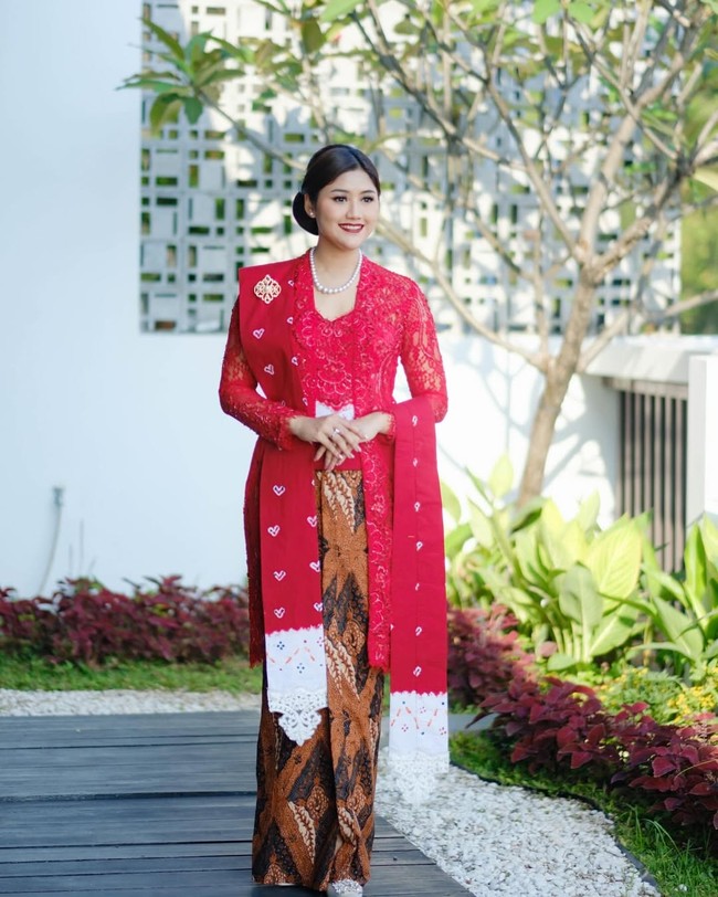 Erina memilih kebaya warna merah cabai yang dipadukannya dengan kain batik dan selendang warna merah dengan sedikit warna putih.  Foto: Dok. Instagram Erina Gudono