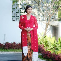 Erina memilih kebaya warna merah cabai yang dipadukannya dengan kain batik dan selendang warna merah dengan sedikit warna putih.  Foto: Dok. Instagram Erina Gudono