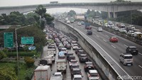 Arus kendaraan di Exit Tol JORR W2 ruas Petukangan-Ciledug masih terpantau padat merayap hingga pukul 10.30 WIB, Selasa (19/8/2025). Antrean kendaraan mengular sejak pagi hari. 