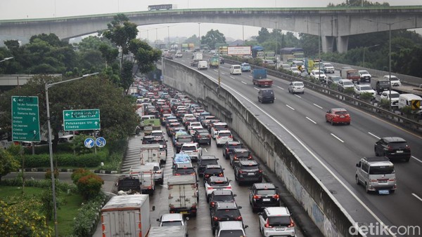 Exit Tol Petukangan Ciledug Macet Parah Hingga Siang