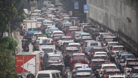 Kepadatan menyebabkan akses keluar tol tersebut berjalan lambat. Pengendara harus memperlambat laju kendaraan untuk masuk maupun keluar gerbang tol. 