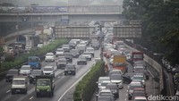 Petugas terlihat bersiaga di sejumlah titik untuk mengurai kepadatan. Hingga siang hari, arus lalu lintas masih sulit bergerak lancar. 