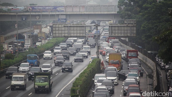 Arus kendaraan di Exit Tol JORR W2 ruas Petukangan-Ciledug masih terpantau padat merayap hingga pukul 10.30 WIB, Selasa (19/8/2025). Antrean kendaraan mengular sejak pagi hari.