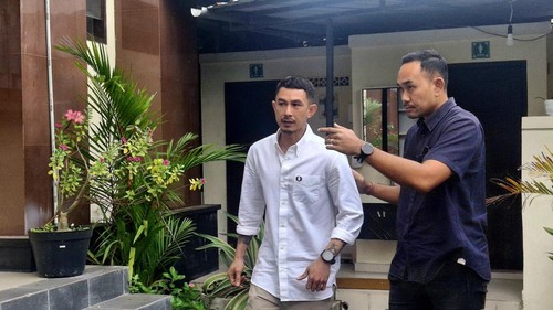 Fandy Christian di Pangadilan Agama (PA) Badung, Bali, saat menjalani mediasi kasus perceraian dengan istrinya, Dahlia Poland, Selasa (19/8/2025). (Fabiola Dianira/detikBali)