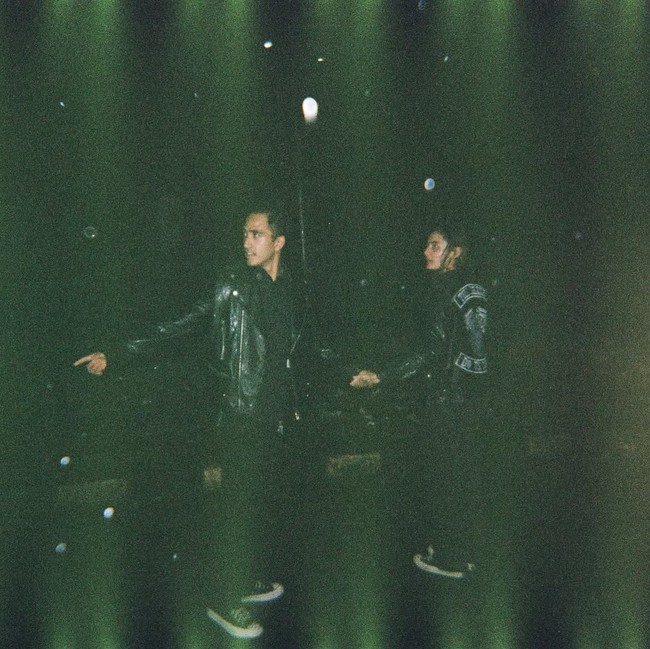 Pasangan ini meninggalkan area makam sambil bergandengan tangan, melangkah ke babak baru dalam hidup mereka. Cinta dan kenangan menyatu dalam satu malam yang tak terlupakan. Foto: Dok. Instagram @rachquelnes.