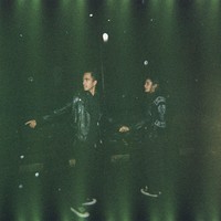 Pasangan ini meninggalkan area makam sambil bergandengan tangan, melangkah ke babak baru dalam hidup mereka. Cinta dan kenangan menyatu dalam satu malam yang tak terlupakan. Foto: Dok. Instagram @rachquelnes.