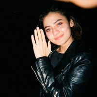 Dengan mata berkaca-kaca, Rachquel Nesia menunjukkan cincin lamarannya kepada kamera, menyimpan rasa haru dan bahagia dalam satu senyuman. Foto: Dok. Instagram @rachquelnes.