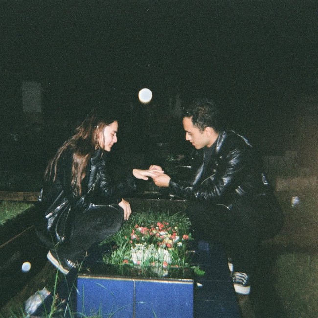 Momen emosional saat Kevin Royano menyematkan cincin lamaran di jari manis Rachquel Nesia, disaksikan keheningan malam dan kenangan akan sosok ayah yang telah tiada. Foto: Dok. Instagram @rachquelnes.