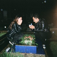 Rachquel Nesia terharu ketika Kevin Royano berlutut dan membuka kotak cincin lamaran di depan makam sang ayah, dalam suasana malam yang hening dan penuh haru pada 14 Agustus 2025. Foto: Dok. Instagram @rachquelnes.