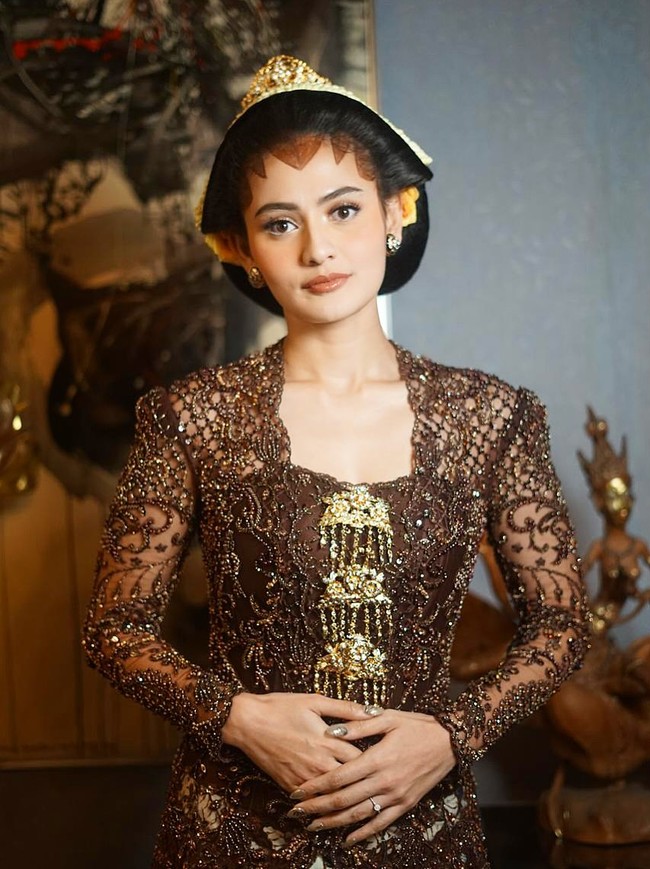 Setelah lamaran di makam ayah, Rachquel Nesia tampil memesona mengenakan kebaya bernuansa cokelat dalam prosesi adat dulangan. Kebaya ini dihiasi payet yang indah, menciptakan kilau anggun nan elegan. Perpaduan warna hangat dan detail tekstur memberi kesan sakral dan penuh cita rasa budaya. Foto: Dok. Instagram @thebridedept.