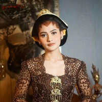 Setelah lamaran di makam ayah, Rachquel Nesia tampil memesona mengenakan kebaya bernuansa cokelat dalam prosesi adat dulangan. Kebaya ini dihiasi payet yang indah, menciptakan kilau anggun nan elegan. Perpaduan warna hangat dan detail tekstur memberi kesan sakral dan penuh cita rasa budaya. Foto: Dok. Instagram @thebridedept.