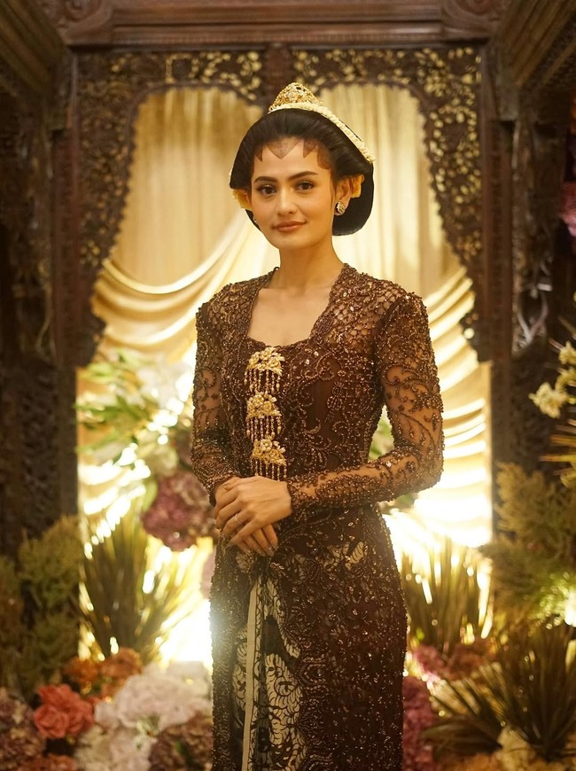 Desain kebaya yang anggun ini berasal dari @deafebrindagallery. Kebaya dihiasi payet, bentuk siluet dan warna yang menawan. Foto: Dok. Instagram @thebridedept.