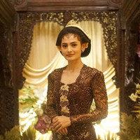 Desain kebaya yang anggun ini berasal dari @deafebrindagallery. Kebaya dihiasi payet, bentuk siluet dan warna yang menawan. Foto: Dok. Instagram @thebridedept.