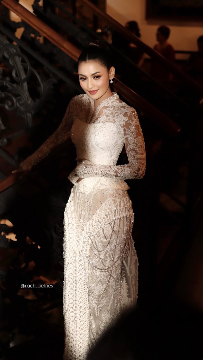 Pada hari pernikahannya yang digelar bertepatan dengan Hari Kemerdekaan RI, 17 Agustus 2025, Rachquel Nesia terlihat anggun mengenakan busana pengantin rancangan Christie Basil dengan detail yang sarat makna. Desain gaunnya unik: jejak ban motor mengitari peta globe, melambangkan impian pasangan untuk menjelajahi dunia bersama. Terdapat pula motif gunung—kenangan pendakian bersama sang ibunda, yang sengaja diabadikan sebagai penghormatan kepada sosok yang telah berpulang. Foto: Dok. Instagram @rachquelnes.