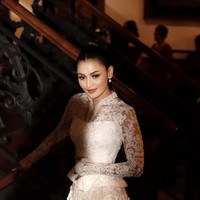 Pada hari pernikahannya yang digelar bertepatan dengan Hari Kemerdekaan RI, 17 Agustus 2025, Rachquel Nesia terlihat anggun mengenakan busana pengantin rancangan Christie Basil dengan detail yang sarat makna. Desain gaunnya unik: jejak ban motor mengitari peta globe, melambangkan impian pasangan untuk menjelajahi dunia bersama. Terdapat pula motif gunung—kenangan pendakian bersama sang ibunda, yang sengaja diabadikan sebagai penghormatan kepada sosok yang telah berpulang. Foto: Dok. Instagram @rachquelnes.