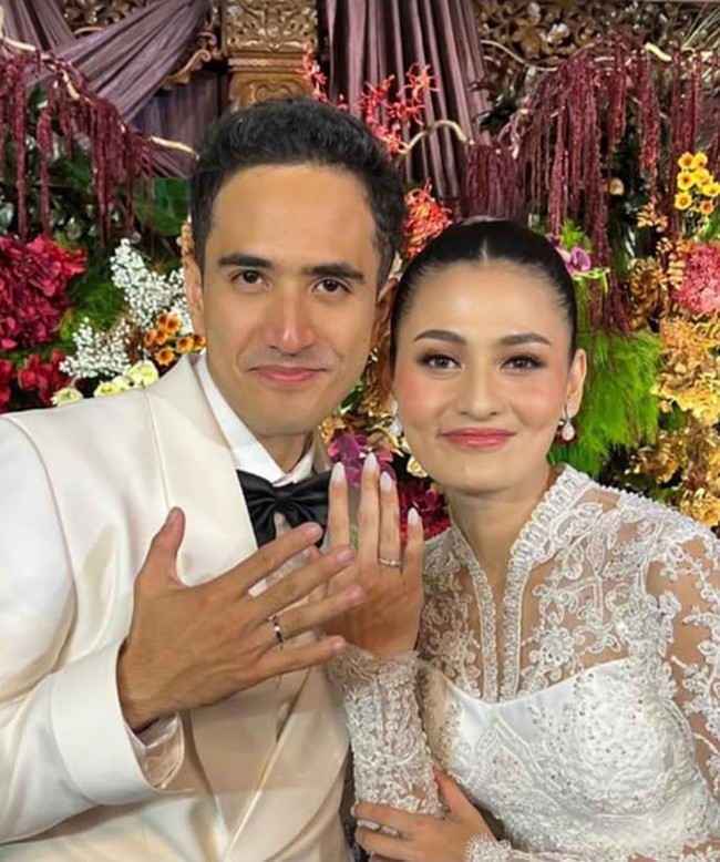 Rachquel Nesia dan Kevin Royano tersenyum penuh bahagia sambil memperlihatkan cincin pernikahan usai menikah pada 17 Agustus 2025. Foto: Dok. Instagram @rachquelnes.
